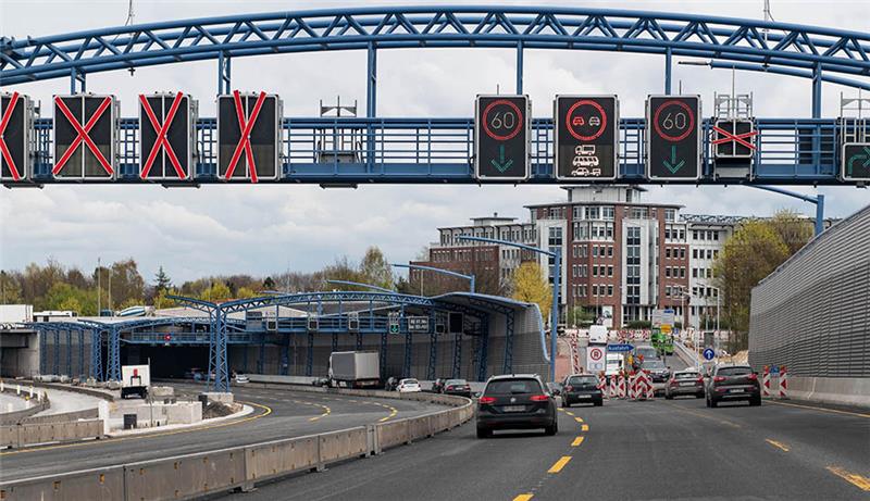 A7: Hamburg bekommt Park auf Lärmschutztunnel Auf dem Lärmschutztunnel in Stellingen soll ein Park errichtet werden. Foto: Axel Heimken/dpa