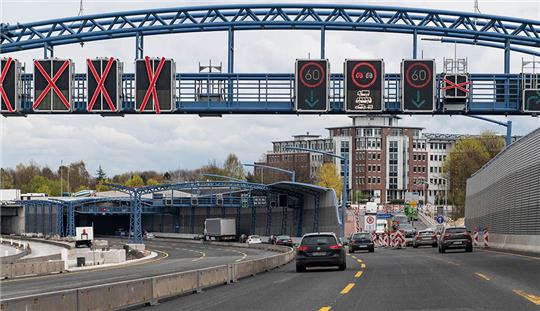 Auf dem Lärmschutztunnel in Stellingen soll ein Park errichtet werden. Foto: Axel Heimken/dpa