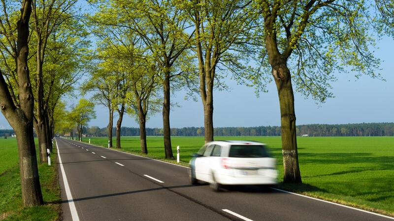 Hohe Mietwagenkosten nach Unfall – Wie viel ist angemessen? Auf dem Land kann das Mietwagenangebot begrenzt sein - und die Kosten vergleichsweise hoch.