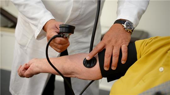 Auf dem Land müssen zukünftig immer weniger Hausärzte immer mehr Patienten versorgen.