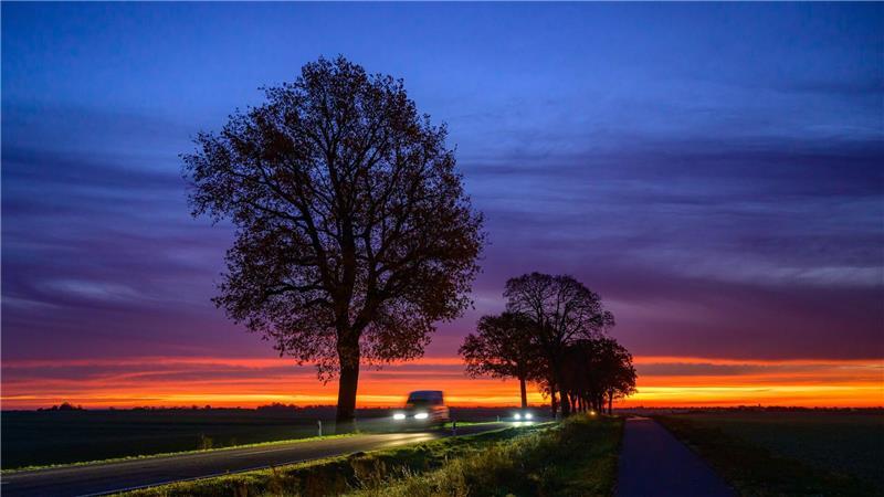 Auf dem Land sind viele auf das Auto angewiesen. (Illustration)