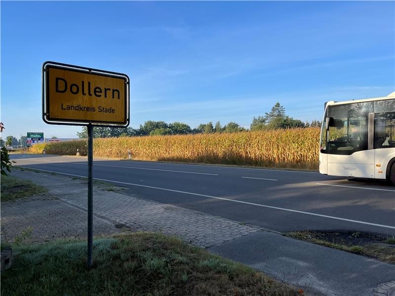 Auf dem Maisacker nördlich von Krümet soll am Ortseingang an der B 73 das neue Feuerwehrgerätehaus Dollern gebaut werden. Foto: Vasel