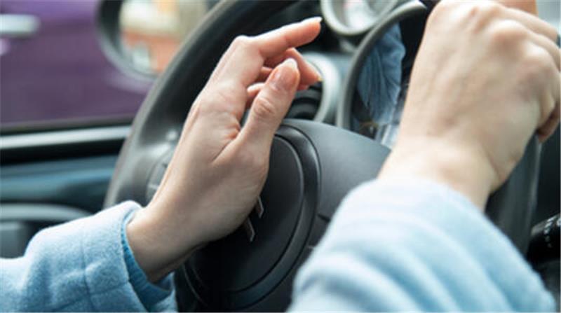 Marktkauf Stade: Autofahrerin flüchtet nach Parkrempler Auf dem Marktkauf-Parkplatz floh eine Autofahrerin nach einem Unfall beim Ausparken (Symbolbild).