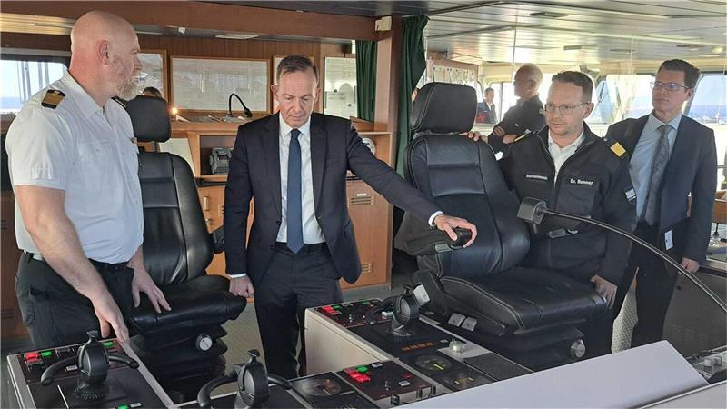 Auf dem Mehrzweckschiff „Neuwerk“: Verkehrsminister Volker Wissing (parteilos) lässt sich von Kapitän Jan Conrads (links) die Brücke zeigen.