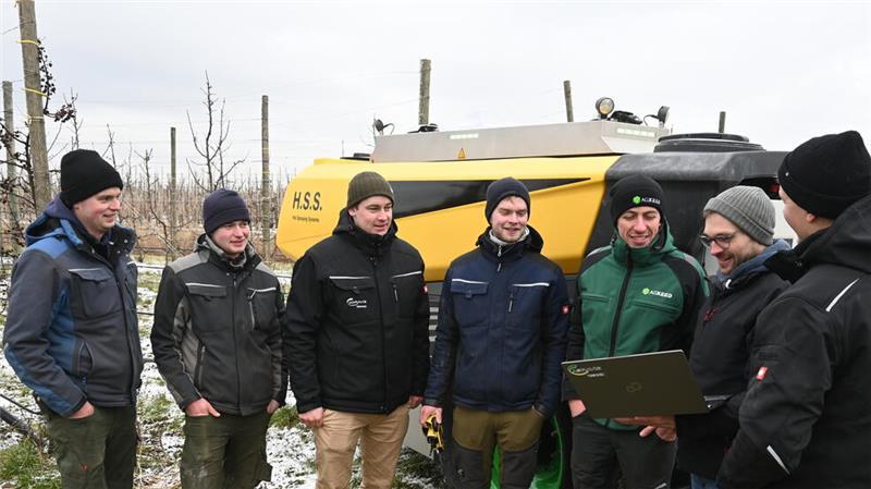 Premiere: Agrar-Roboter fährt durch Obstplantage im Alten Land Auf dem Obsthof der Familie in Jork-Gehrden diskutieren Hannes, Harry und Steffen Schliecker mit den Obst-Roboter-Experten.