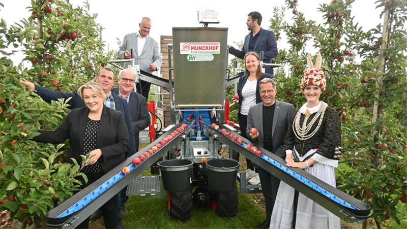 Auf dem Obsthof von Knut Schliecker (2. von links) in Drochtersen-Hüll durften die Vertreter von Obstbau und Politik mit der Blütenkönigin Linn Schuback mit dem Pluk-O-Trak die ersten Elstar-Äpfel ernten.
