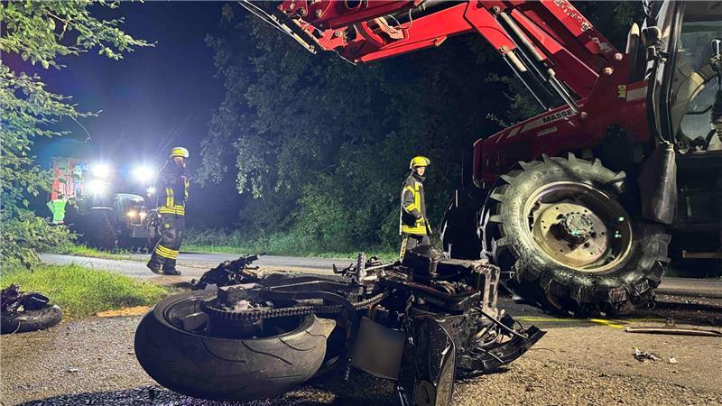 Auf dem Obstmarschenweg bei Drochtersen ist ein Biker mit einem Traktor zusammengeprallt.