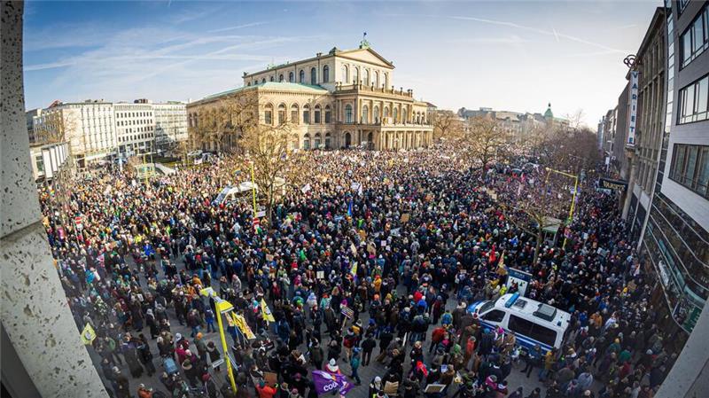 Mehrere Hunderttausend Menschen bei Demos gegen rechts Auf dem Opernplatz in Hannover protestieren Menschen gegen Rechtsextremismus.