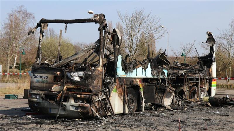 Corona-Testzentrum abgebrannt: Polizei geht von vorsätzlicher Brandstiftung aus Auf dem Parkplatz des Cuxhavener Kreishauses ist am frühen Dienstagmorgen ein Wohnmobil abgebrannt, das als Corona-Testzentrum genutzt wurde. Foto: Christian Mangels