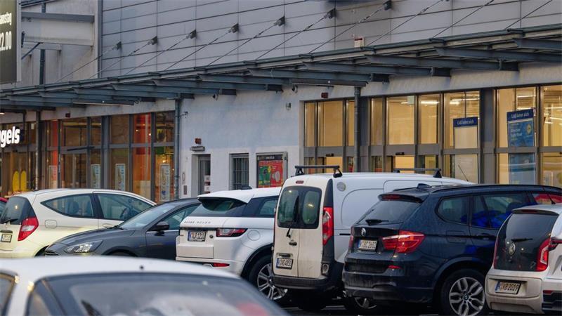Auf dem Parkplatz eines Supermarktes wurde ein Mann angegriffen. (Symbolbild)