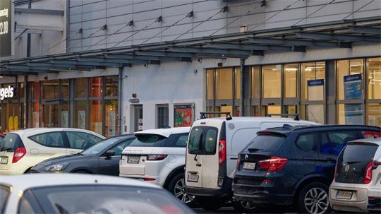 Auf dem Parkplatz eines Supermarktes wurde ein Mann angegriffen. (Symbolbild)
