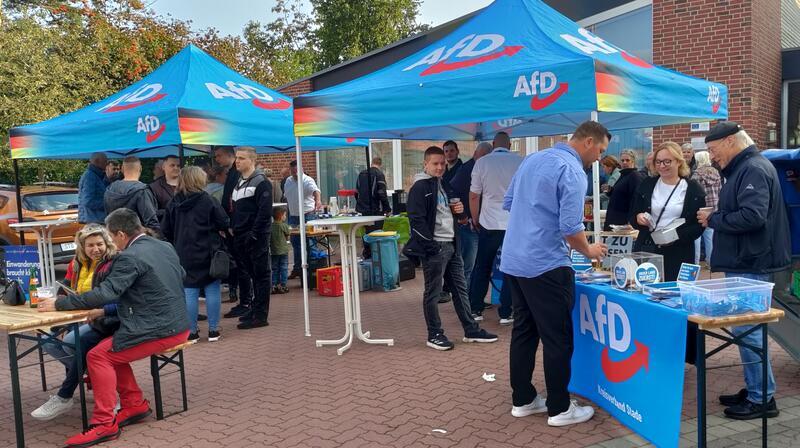Auf dem Parkplatz vor dem Kehdinger Bürgerhaus feiert die AfD ein Familienfest.