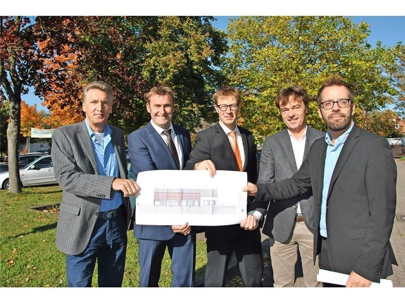 Auf dem Parkplatz wird ein Geschäftshaus für die Drogerie Rossmann und die Volksbank gebaut: Architekt Christoph Frenzel, Bauherr Markus Simon, Volksbank-Filialleiter Eric Brunner und Volksbank-Vorstand Wilhelm Prigge sowie Bürgermeister Ha