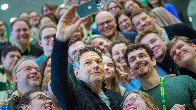 Grüne wollen Böllerverbot und 15 Euro Mindestlohn Auf dem Parteitag findet Robert Habeck, Bundesminister für Wirtschaft und Klimaschutz und Kanzlerkandidat der Grünen, Zeit für ein Selfie mit Delegierten aus seinem Heimatverband Schleswig-Holstein.