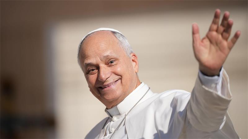 Auf dem Petersplatz: Papst Leo XIV. winkt, während er zur wöchentlichen Generalaudienz ankommt.
