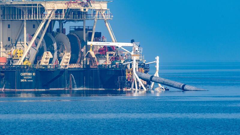 LNG-Terminal: Bund gibt Milliarden-Garantie für Pipeline-Bau Auf dem Pipeline-Verlegeschiff „Castoro 10“ bauen Fachleute an der Anbindungspipeline des umstrittenen Rügener Flüssigerdgas-Terminals in Mukran.