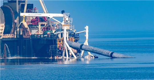 Auf dem Pipeline-Verlegeschiff „Castoro 10“ vor dem Strand von Lubmin bauen Fachleute an der Anbindungspipeline des umstrittenen Rügener Flüssigerdgas LNG-Terminal in Mukran.