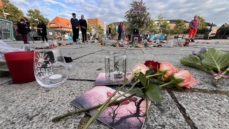 Auf dem Platz Am Sande in Stade wurde ein würdevoller Trauerplatz eingerichtet.