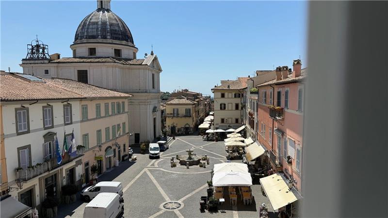 Wiedersehen in Castel Gandolfo - Papst in Ferien Auf dem Platz vor dem Apostolischen Palast sind nur wenige Leute unterwegs.