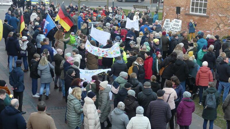 Auf dem Platz vor der Drochterser Kirche versammelten sich die Bürger zur Kundgebung gegen Hass und Hetze. 