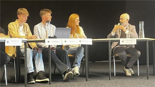 Auf dem Podium: Das Moderationsteam Jacob Peters, Per Felzel und Helene Schmorl und Erster Stadtrat Lars Kolk (von links).