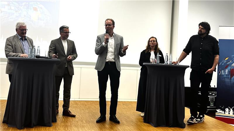 Zoff um Moorschutz: Landwirte bangen um fruchtbare Böden im Kreis Stade Auf dem Podium: Fachausschussvorsitzender Frank Michael Havemann (CDU), Landrat Kai Seefried, Kreisbaurätin Madeleine Pönitz und Planer Jan-Christoph Sicard.