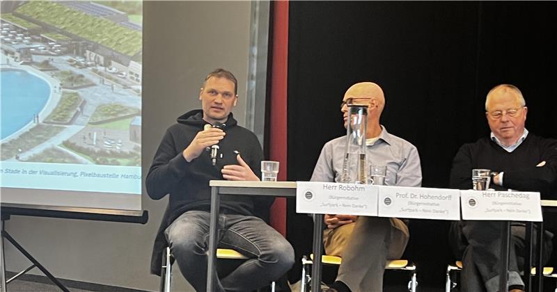 Auf dem Podium: Jost Robohm, Bernd Hohendorff und Udo Paschedag von der Bürgerinitiative „Surfpark - Nein Danke“