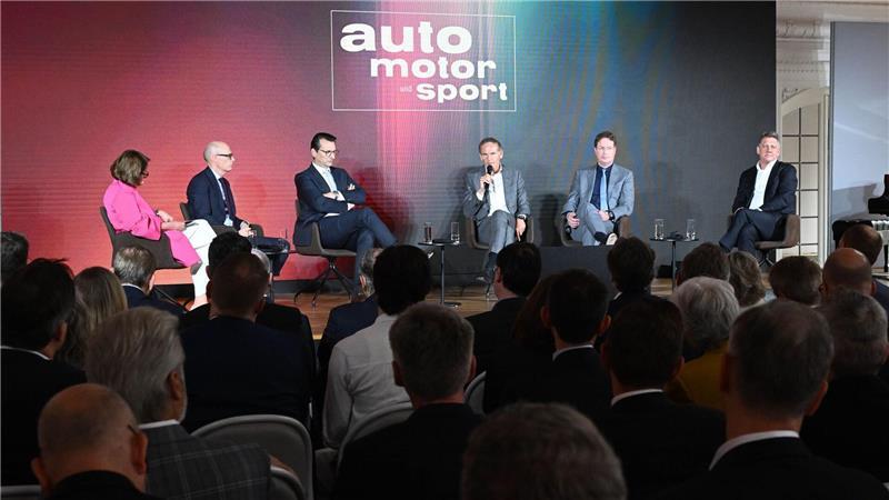 Auf dem Podium: Porsche-Chef Michael Leiters (2.v.l-r), BMW-Chef Milan Nedeljković, VW-Chef Oliver Blume, Mercedes-Chef Ola Källenius und Audi-Chef Gernot Döllner. 