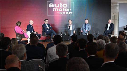 Auf dem Podium: Porsche-Chef Michael Leiters (2.v.l-r), BMW-Chef Milan Nedeljković, VW-Chef Oliver Blume, Mercedes-Chef Ola Källenius und Audi-Chef Gernot Döllner. 