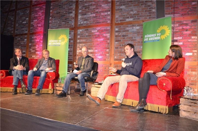 Auf dem Podium in der Seminarturnhalle (von links): CDU-Politiker Helmut Dammann-Tamke, BUND-Landesvorsitzender Heiner Baumgarten, Moderator Ralf Poppe, Junglandwirt Claus Schmoldt und Grünen-Politikerin Miriam Staudte. Foto von Allwörden