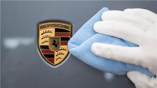 Auf dem Porsche-Wappen prangt das aufsteigende Pferd aus dem Stuttgarter Stadtsiegel. (Archivbild)