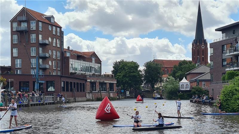 Maritimes Spektakel mit Beachparty und Stargast am Buxtehuder Hafen Stand Up Paddler beim Wettbewerb im Buxtehuder Hafen