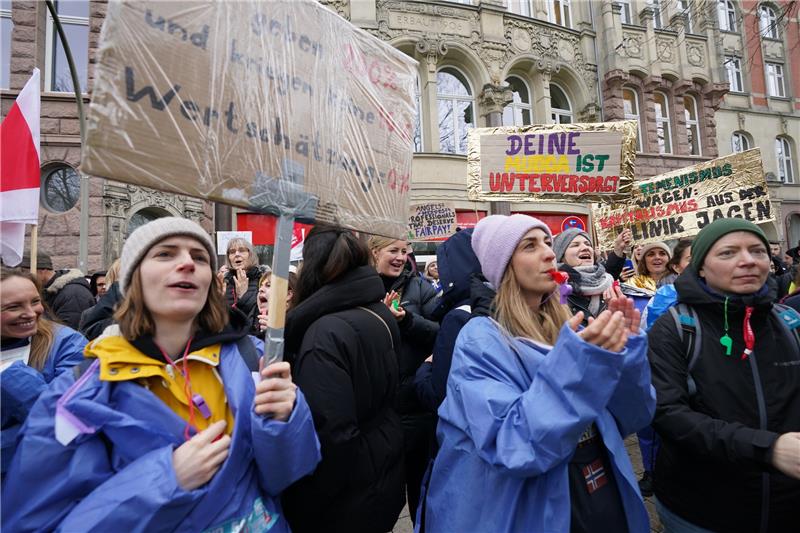 Klinikpersonal streikt – Kassenärztechef will Abbau von Krankenhäusern Auf dem Rathausmarkt in Hamburg versammelten sich rund 1700 Beschäftigte, um für mehr Lohn zu demonstrieren. Foto: dpa