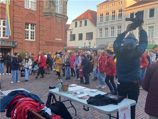 Auf dem Rathausplatz hatten sich mehr als 50 Teilnehmer eingefunden. Foto: Möller