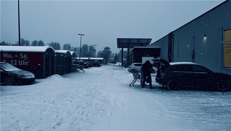 Auf dem Rewe-Parkplatz in Buxtehude ist am Freitag wenig los.