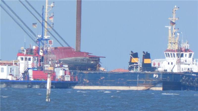Auf dem Rumpf des hölzernen Seglers ragen Planken heraus.
