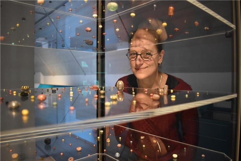 Auf dem Rundgang mit Museumsleiterin Dr. Susanne Keller geht es auch in einen Ausstellungsraum, der den überregional bedeutsamen Fund eines Gräberfelds in Immenbeck und die dort gefundene Fülle an Perlen in Szene setzt. Fotos: Weselmann