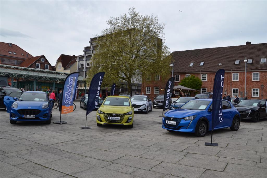 Auf dem Sande präsentierten verschiedene Autohäuser schicke Neuwagen.