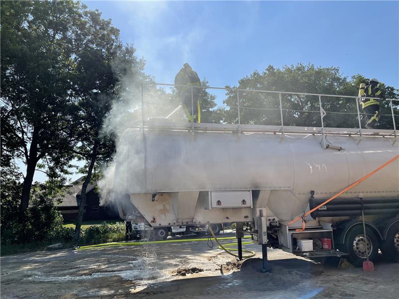Hitze: Futtermittel-Lkw in Mulsum und Rundballen in Stade brennen Auf dem Sattelschlepper am Mulsumer Berg hatte sich Futtermittel entzündet. Foto: Feuerwehr