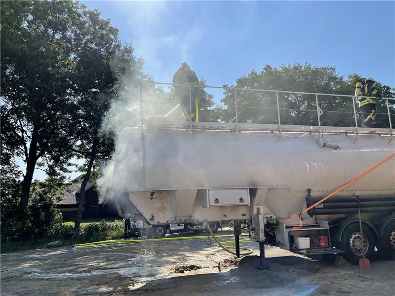 Auf dem Sattelschlepper am Mulsumer Berg hatte sich Futtermittel entzündet. Foto: Feuerwehr