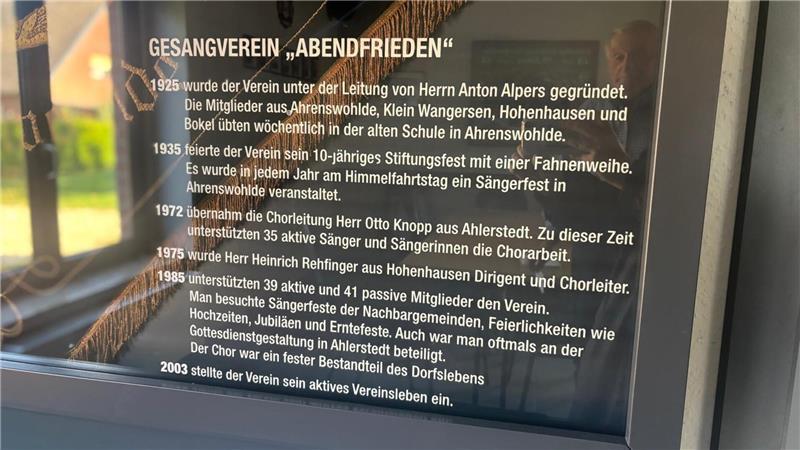 Auf dem Schaukasten, in dem die Fahne hängt, gibt es einen Überblick über die Geschichte des Gesangvereins.
