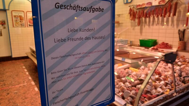 Auf dem Schild an der Schaufensterscheibe der Fleischerei Ossenbrügge steht: "Dieses Fleischereifachgeschäft öffnet zuletzt am Samstag, dem 24. Februar 2024."