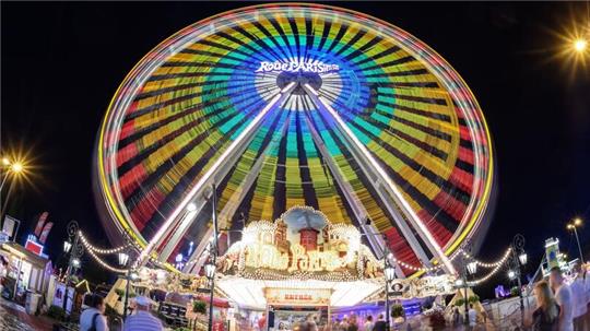 Auf dem Schützenplatz steht ein Riesenrad.