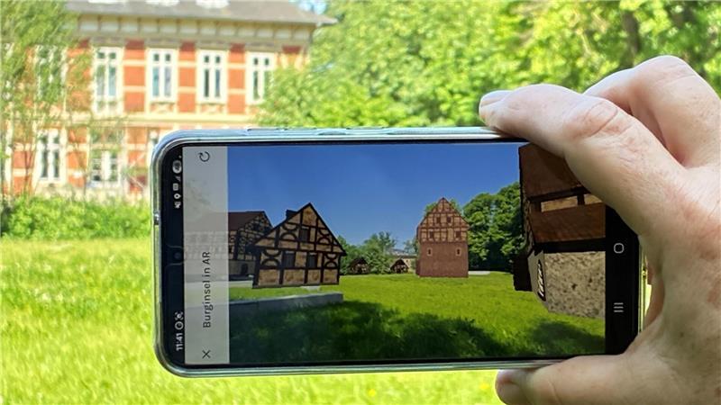 Wiedergeburt der Horneburg: Auf der Burginsel ins Mittelalter reisen Auf dem Smartphone wird die alte Burg sichtbar, im Hintergrund das Horneburger Schloss.