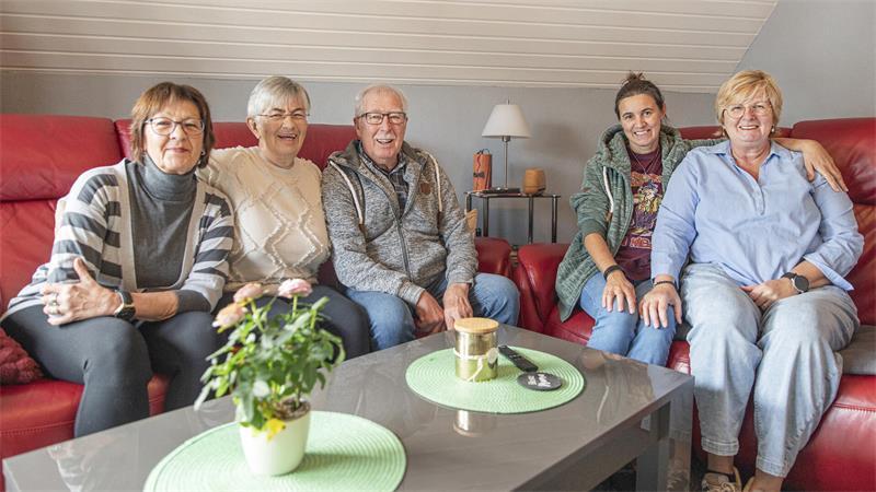 Auf dem Sofa versammelt sind von links: die Geschwister Anke Prusseit, Dorothea Langwald (beide geborene Rywak) und Dieter Rywak sowie Jenny Langwald (Dorotheas Tochter) sowie Michaela Hermann (geborene Rywak und Tochter des verstorbenen Karl Rywak; Bruder von Anke, Dorothea und Dieter).