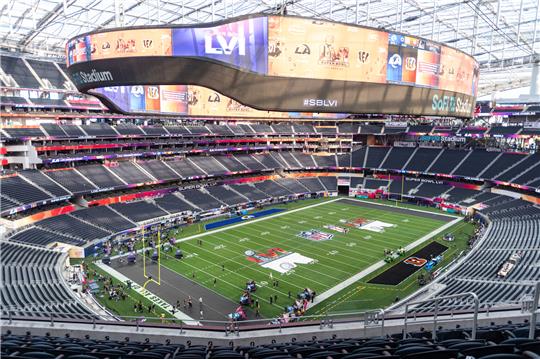Auf dem Spielfeld für den Super Bowl LVI im SoFi Stadium in Inglewood finden Vorbereitungen für die Partie statt. Um den Zuschauern ein modernes Stadionerlebnis zu bieten, wurde in der Arena in Kaliforniern die größte LED-Videowall der Welt eingebaut. Foto: Maximilian Haupt/dpa