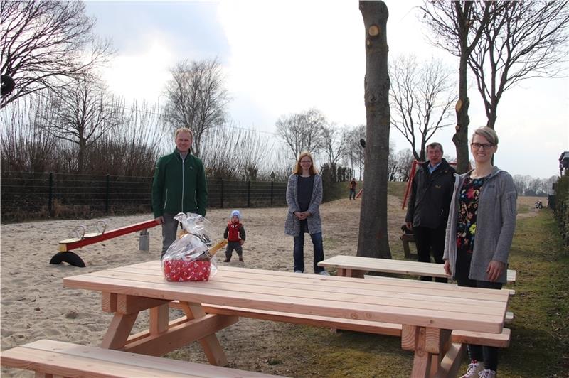 Auf dem Spielplatz an der Getreidesiedlung ist wieder was los: Darüber freuen sich (von links) Dirk Holthusen (Firma Hölting), Anja Helmke, Johann Schlichtmann und Annika Fehse. Foto: Klempow
