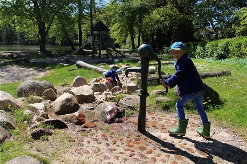 Auf dem Spielplatz im Klosterpark in Harsefeld pumpt der siebenjährige Torge Wasser, der vierjährige Jonte kümmert sich um Sand für einen Staudamm. Fotos: Richter