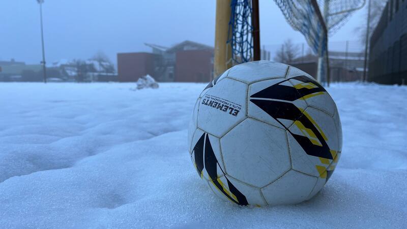 Alarm im Rathaus: Fußballspielen auf dem Sportplatz in Steinkirchen ist illegal Auf dem Sportplatz des Schulzentrums Steinkirchen am Mühlenweg dürften eigentlich keine Vereine wie die SG Lühe spielen. Die Anlage ist nur für den Schulsport zugelassen.