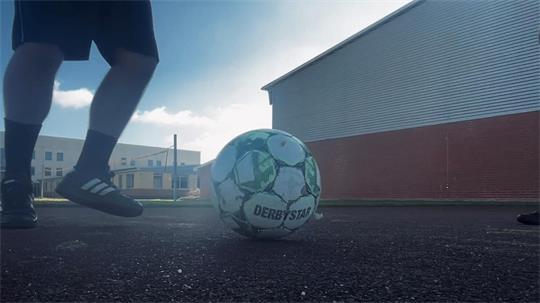 Auf dem Sportplatz vor der Halle wird normalerweise nur der Ball gekickt. Doch Freitag kam es dort zu einer Massenschlägerei.